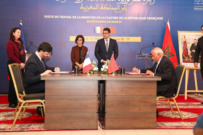 Lors de la signature des accords de renforcement de coopération culturelle entre le Maroc et la France.