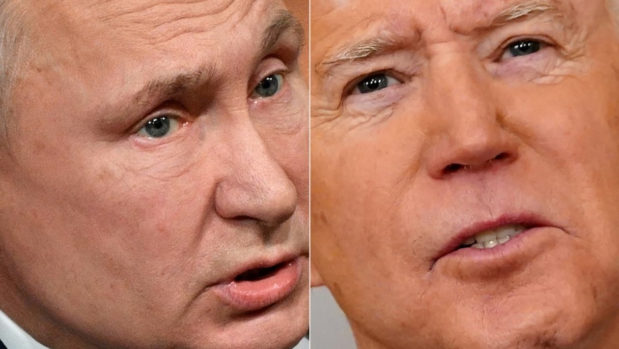 Vladimir Poutine lors de sa conférence de presse annuelle à Moscou le 19 décembre 2019, et Joe Biden, à l'occasion de l'anniversaire du début de la pandémie de Covid-19, à la Maison Blanche, à Washington, le 11 mars 2021 (photomontage AFP). 
