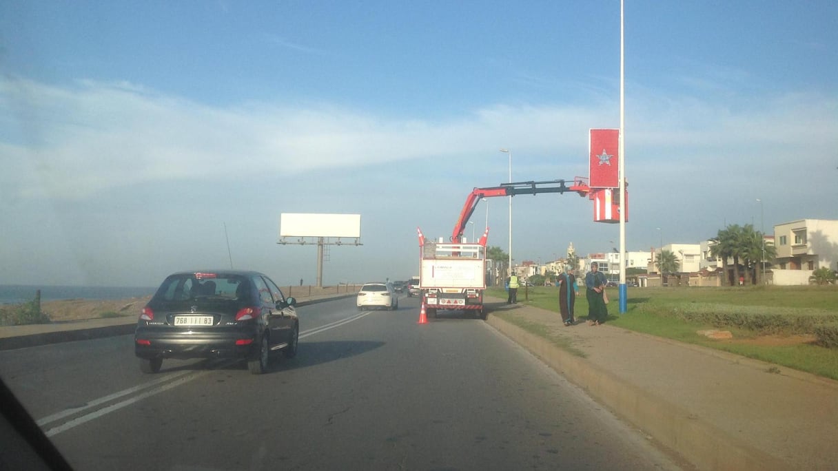 Des drapeaux sont apposés le long de la route côtière.
