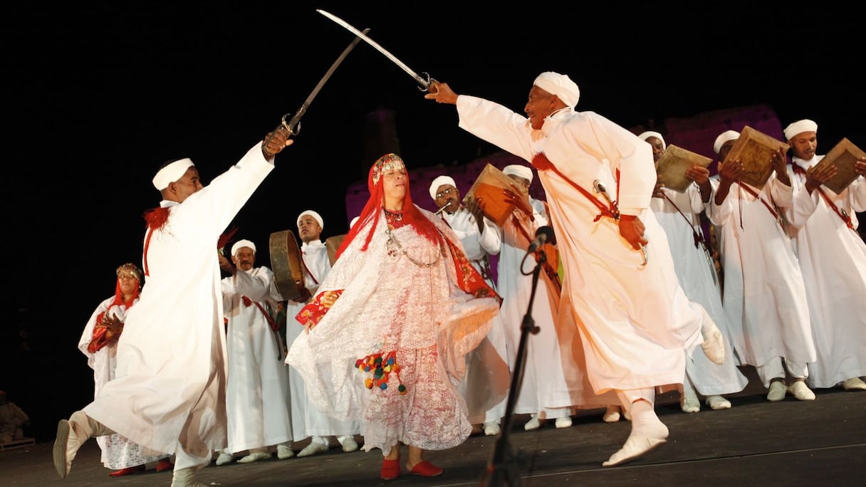 Le jeu guerrier des poignards, stimulé par les mélodies lancinantes des flûtes, aiguillonné par le naqous et la pulsation des bendirs, est particulièrement impressionnant
