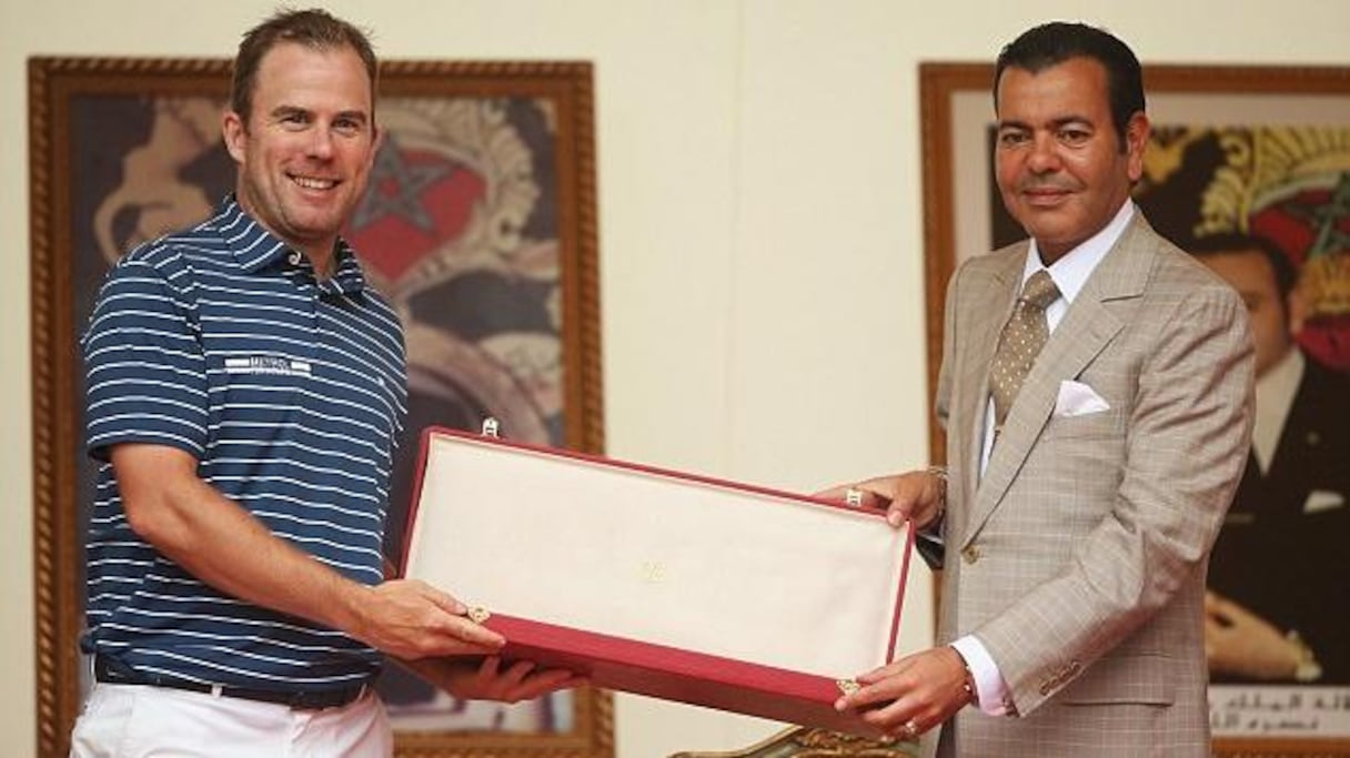 Le Prince Moulay Rachid a remis le trophée au vainqueur. 
