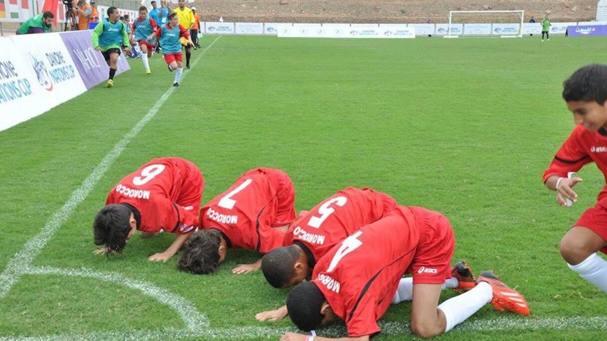 Les jeunes footballeurs marocains célèbrent la victoire.
