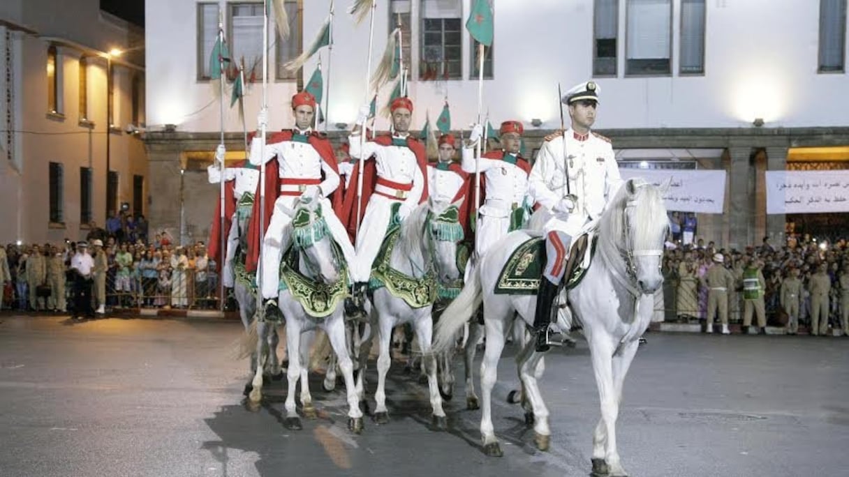 Un peloton de la cavalerie royale a sillonné les artères centrales de Rabat jusqu'à la Place Al-Barid.
