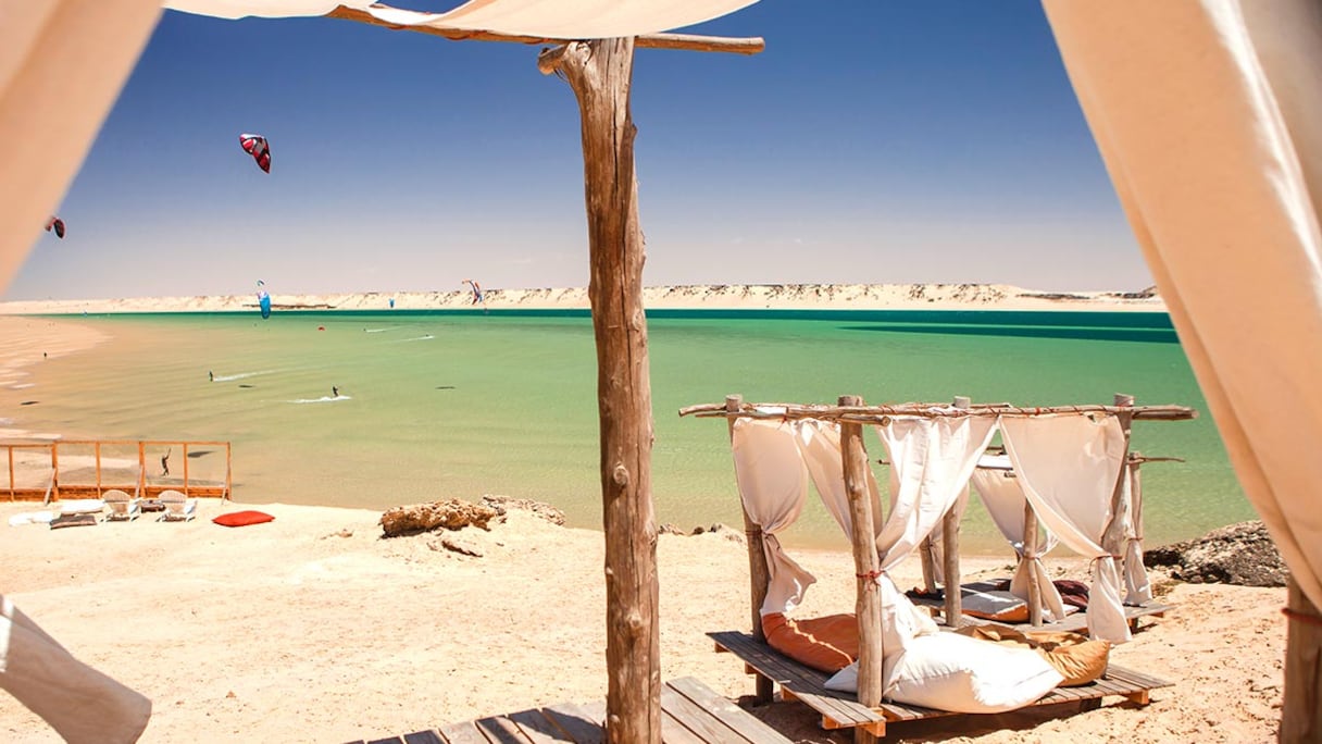 Les belles plages de la baie de Dakhla, paradis des kitesurfers, seront désormais à moins de 4h30 de vol de la capitale française.
