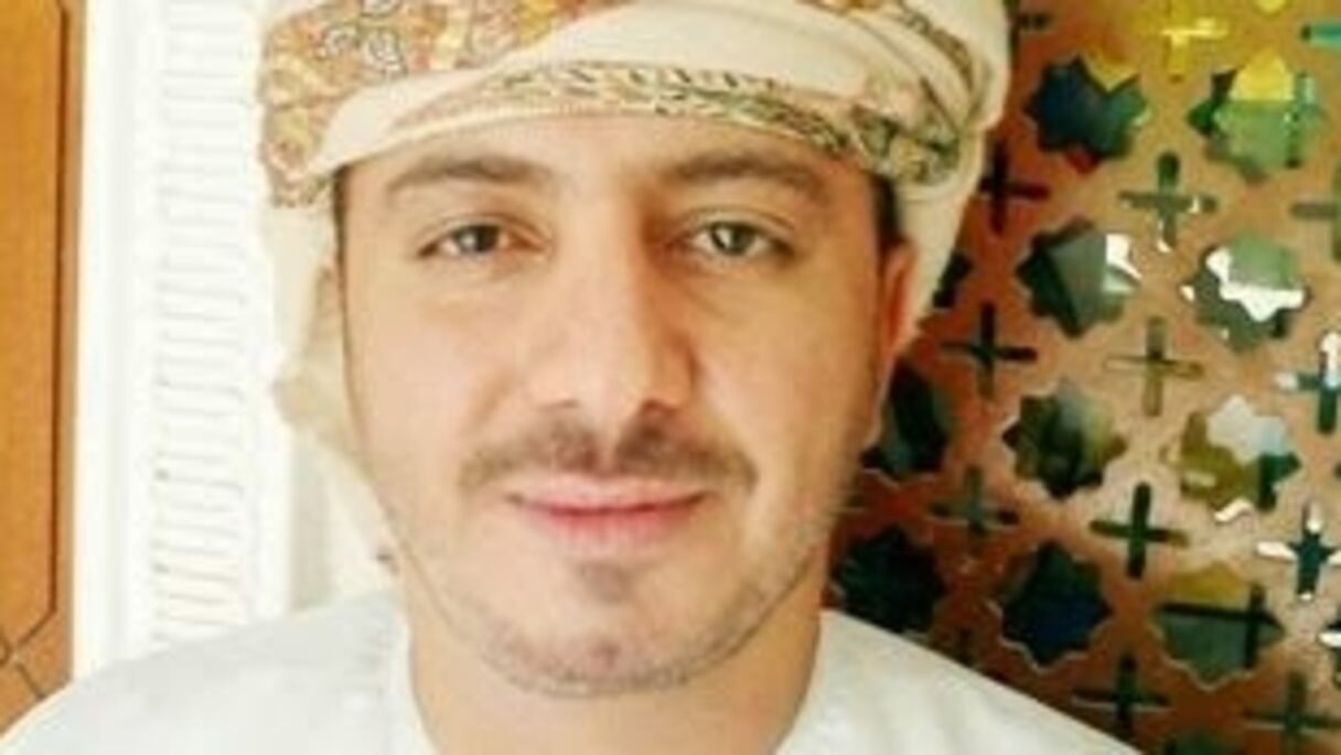 Le poète omanais Mohamad Al-Harthy est décédé dimanche 27 mai 2018.
