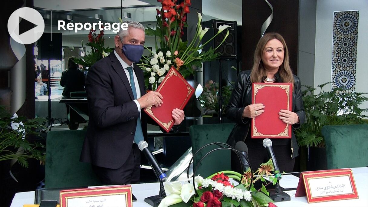 Houria Tazi Sadek, présidente de la CRDH et Saïd Mouline, directeur de l'AMEE, au terme de la signature de leur convention de partenariat, à Rabat, le 9 avril 2021. 
