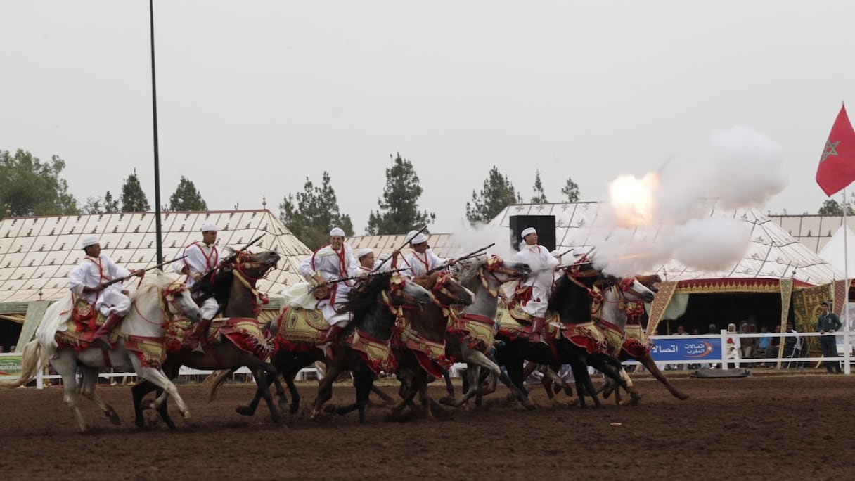 Les sabots des chevaux soulèvent un nuage de sable qui va se confondre avec la poudre des salves. La tbourida ou fantasia: un art séculaire qui fait partie du patrimoine culturel marocain. 
