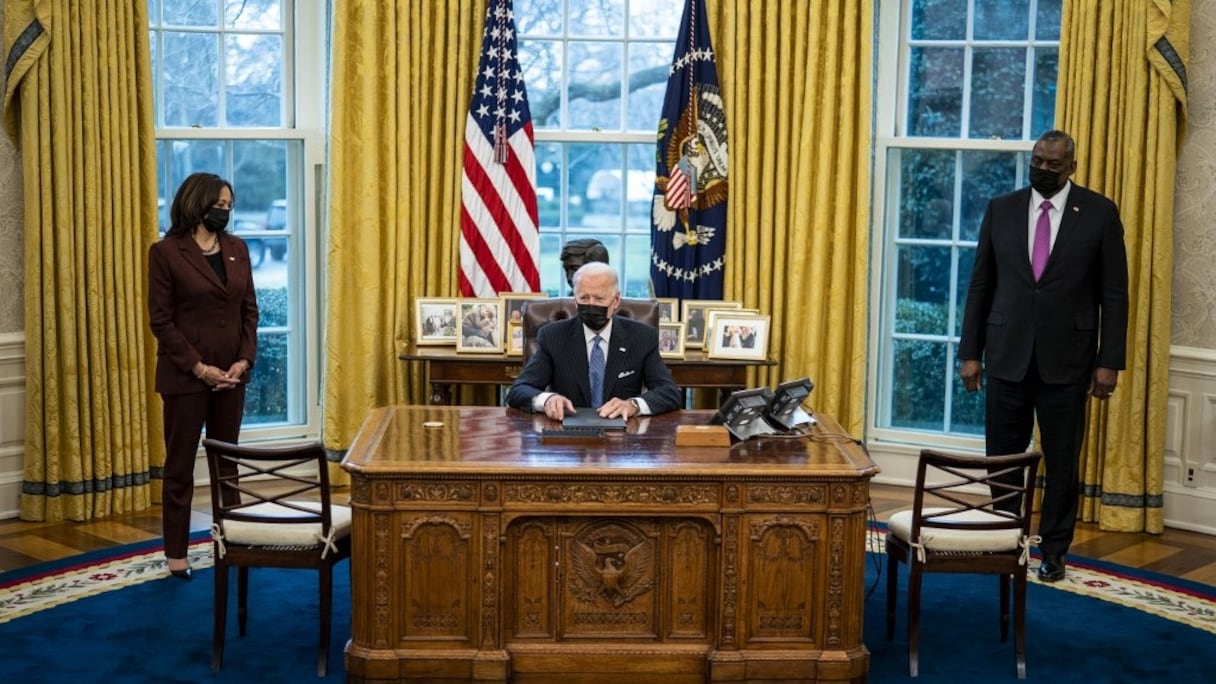 Le président américain Joe Biden, le secrétaire d'Etat à la Défense Lloyd Austin, et la vice-présidente Kamala Harris, dans le bureau Ovale de la Maison Blanche, le 25 janvier 2021. 
