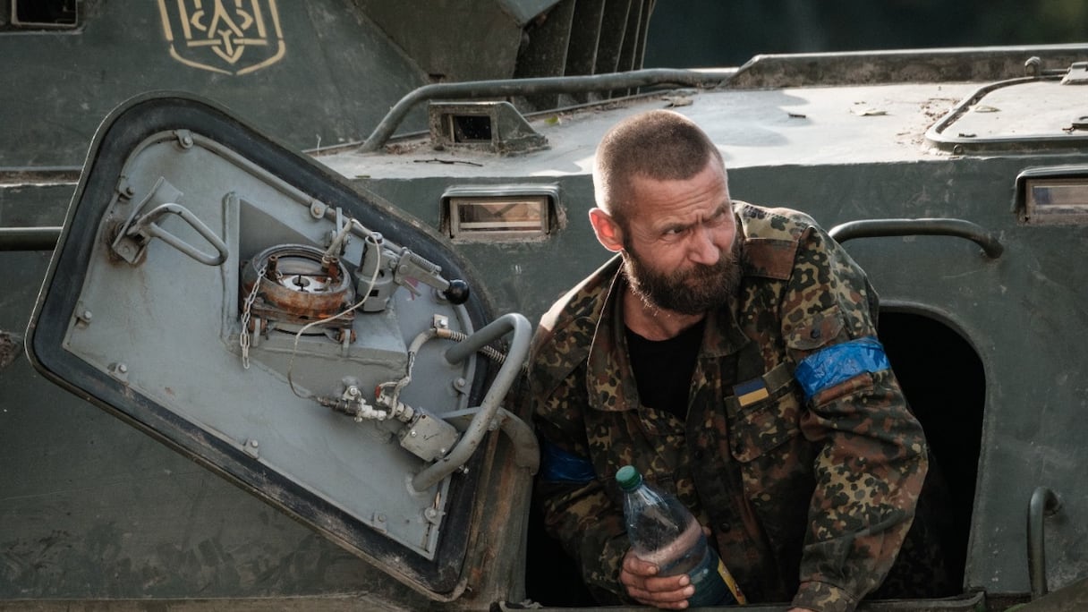 Un soldat ukrainien sort d'un véhicule blindé de transport de troupes, près de la rivière Oskil à Kupiansk, dans la région de Kharkiv, le 29 septembre 2022, au cours de l'invasion russe de l'Ukraine.
