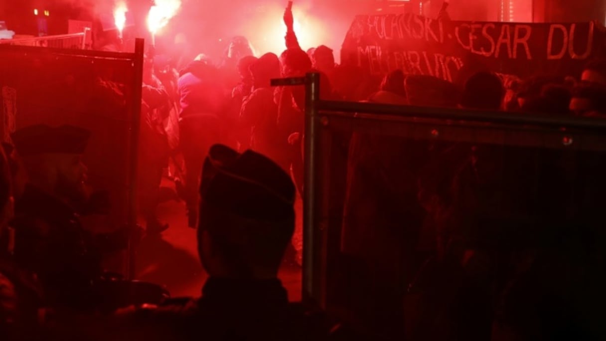 Des féministes manifestent contre le cinéaste Roman Polanski, près de la salle Pleyel où se déroule la cérémonie des César, le 28 février 2020 à Paris.
