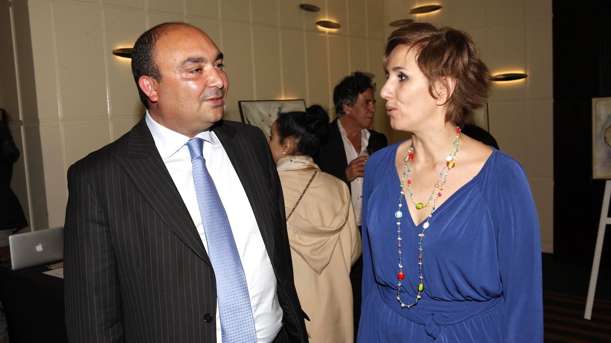 L'ancien ministre Moncef Belkhiat, ici aux côtés de l'artiste, est venu visiter l'exposition de Mériame Mezgueldi, vendredi, au Sofitel Tour blanche.  
