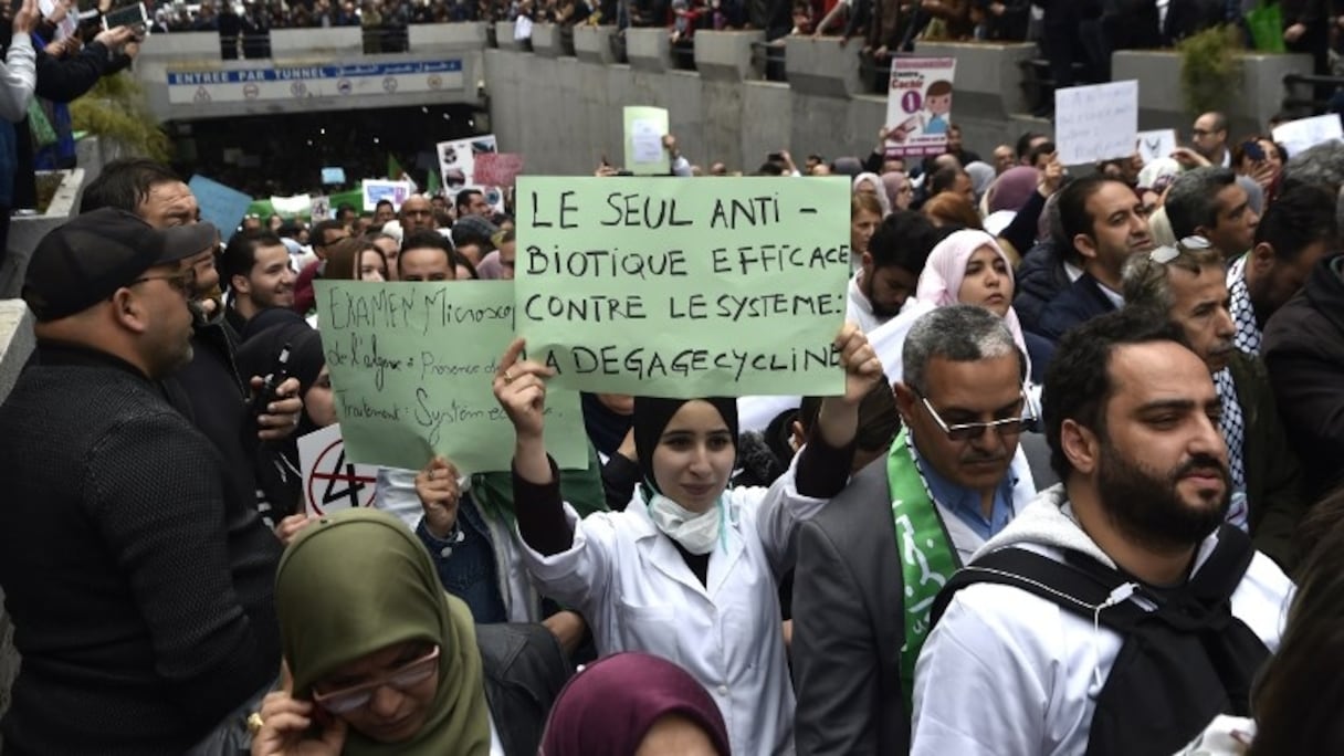 Lors de la marche du personnel de la santé contre le régime Bouteflika, le mardi 19 mars à Alger.
