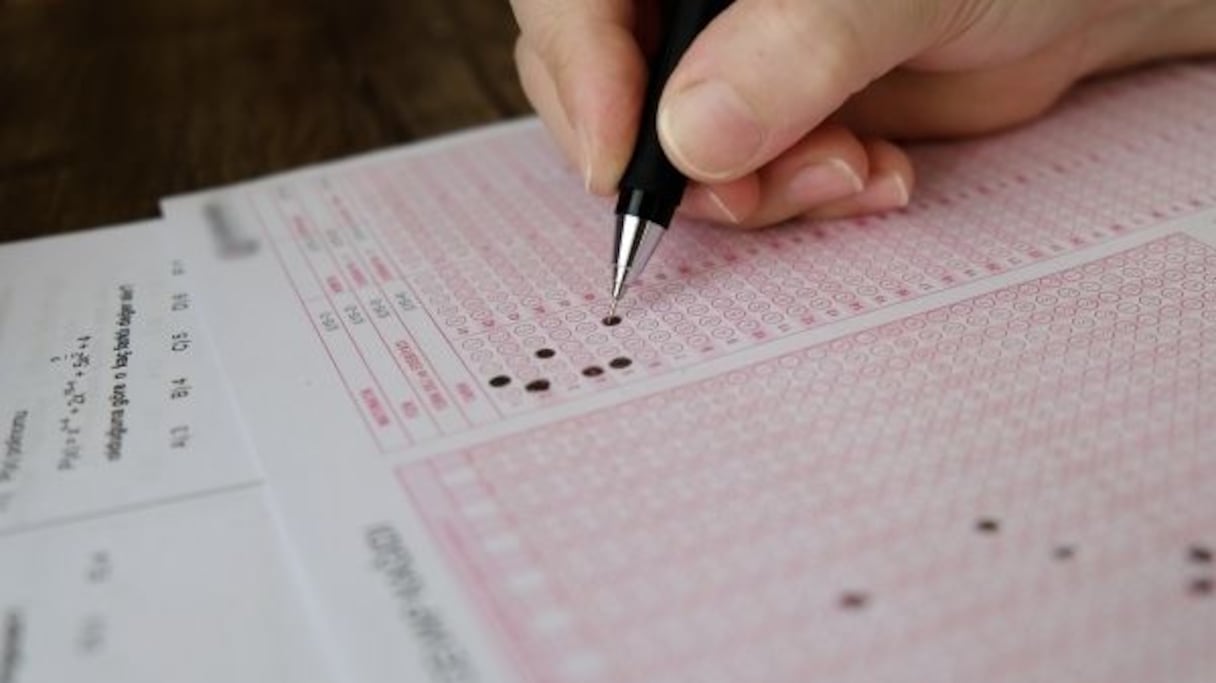 Un étudiant répondant à un QCM (photo d'illustration).
