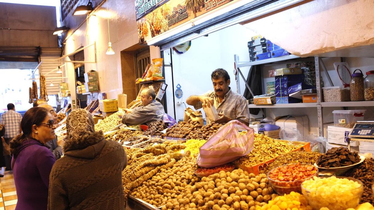 A la vue de ces fruits qui annoncent un jour de fête, les visages se voilent d'un doux air d'enfance, d'une joyeuse innocence. Les regards s'illuminent, les lèvres se plissent de plaisir.
