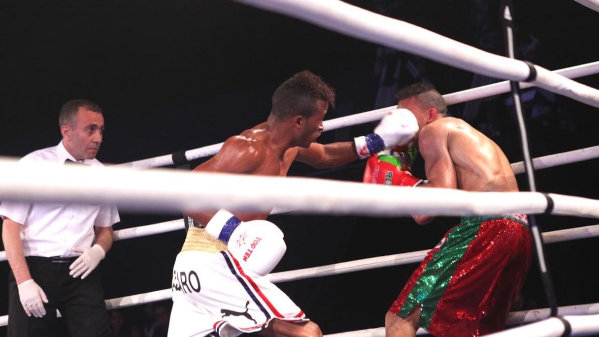 Abdellah Boudrar vs Lazaro Jorge Alvarez Estrada. Le Cubain a largement dominé son adversaire marocain. Ce jab touche au visage Boudrar. 
