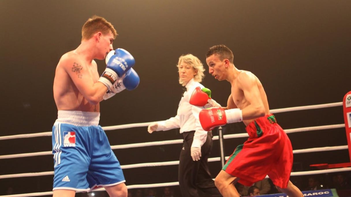 Le jeune Yassine Zaher dans ses oeuvres face à Ashley John Williams dans le premier combat de la soirée.
