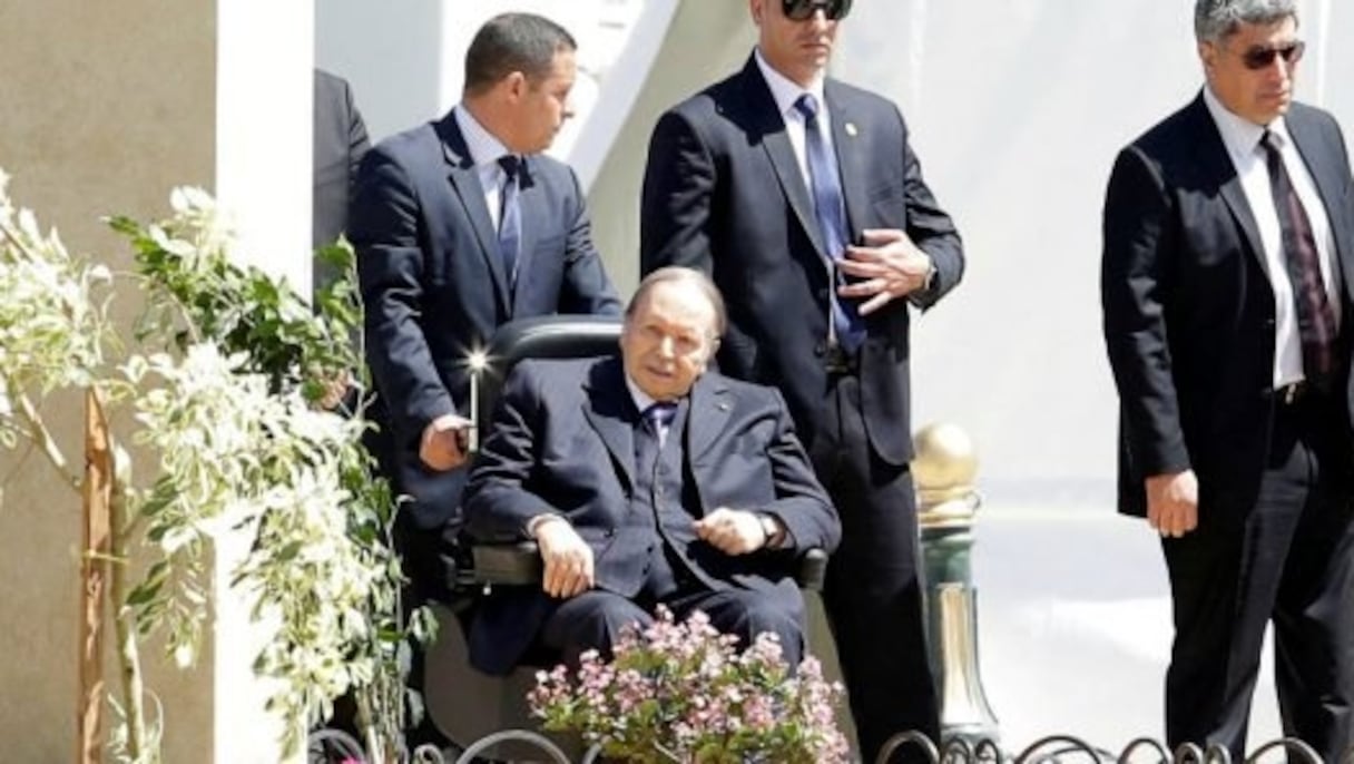 Abdelaziz Bouteflika est depuis 2013 terrassé par un fâcheux AVC, diagnostiqué à l'hôpital militaire Val-de-Grâce, à Paris.  
