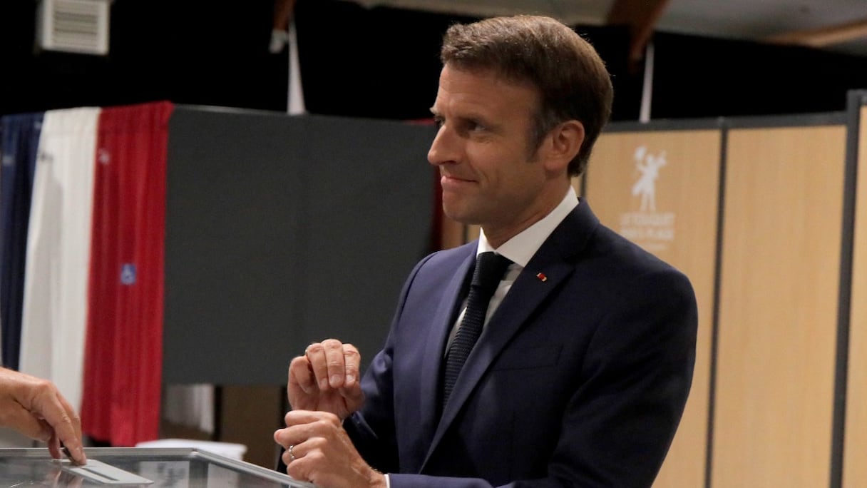 Le président français Emmanuel Macron vient de voter, au second tour des élections législatives, dans un bureau de vote du Touquet, dans le nord de la France, le 19 juin 2022.
