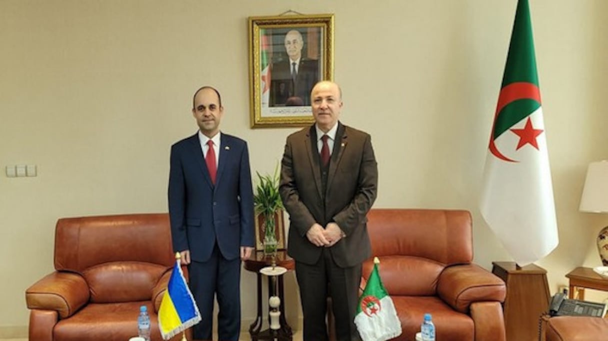 Le Premier ministre algérien, Aïmene Benabderrahmane, avec l'ambassadeur de la République d’Ukraine en Algérie, Maksym Subkh.
