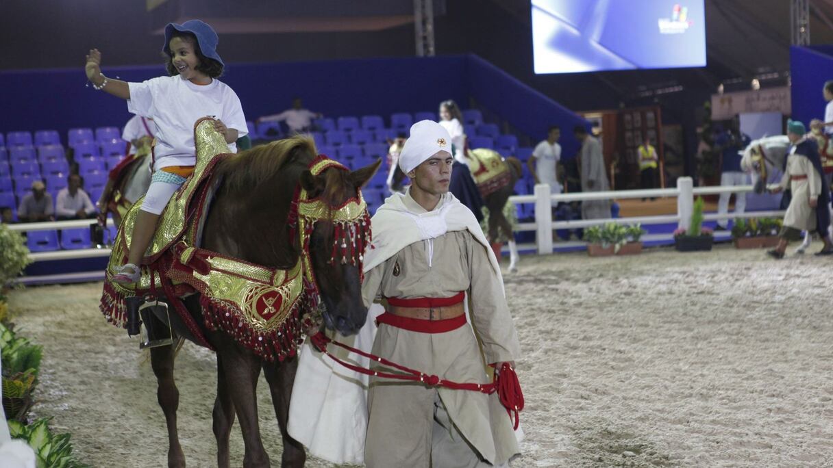 Des activités ont été prévues pour les enfants qui ont pu, pour leur plus grand bonheur, monter de magnifiques chevaux sublimement harnachés. Le temps de se prendre pour un prince ou une princesse des Mille et une nuits. 
