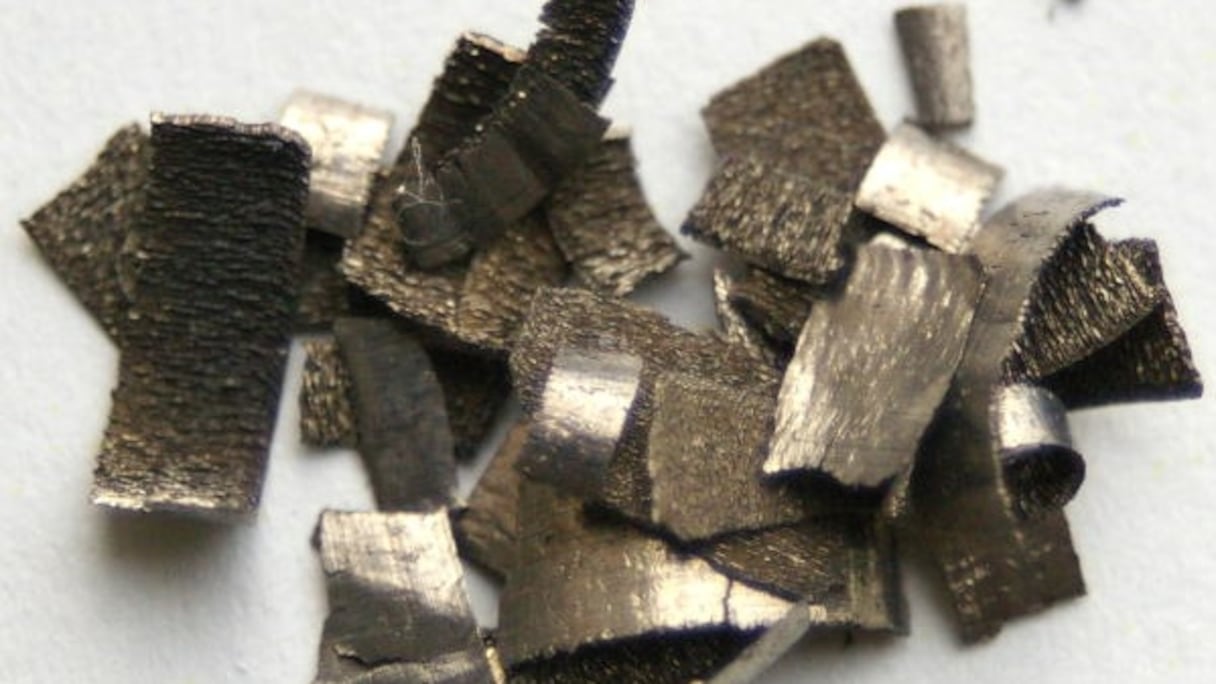 Dysprosium. Métal faisant partie des terres rares, de symbole Dy et de numéro atomique 66, d'aspect gris argenté, il coûtait un peu plus de 10 euros le kilogramme en 2003, contre plus de 320 en 2011. Son utilisation se développe rapidement. 
