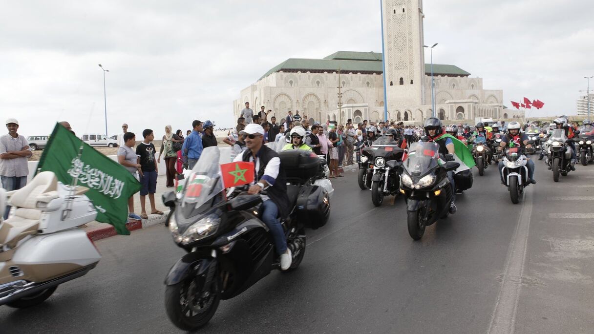 Prêts pour le départ! La belle procession fait vrombir les moteurs.
