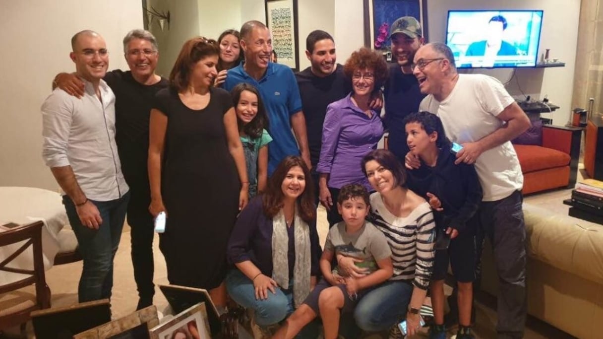 Karim Zaz entouré de ses proches peu après sa libération, vendredi 31 mai 2019
