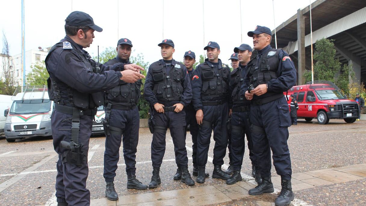 Les forces de l'ordre sont mobilisées. Dernières consignes avant le coup d'envoi du derby.
