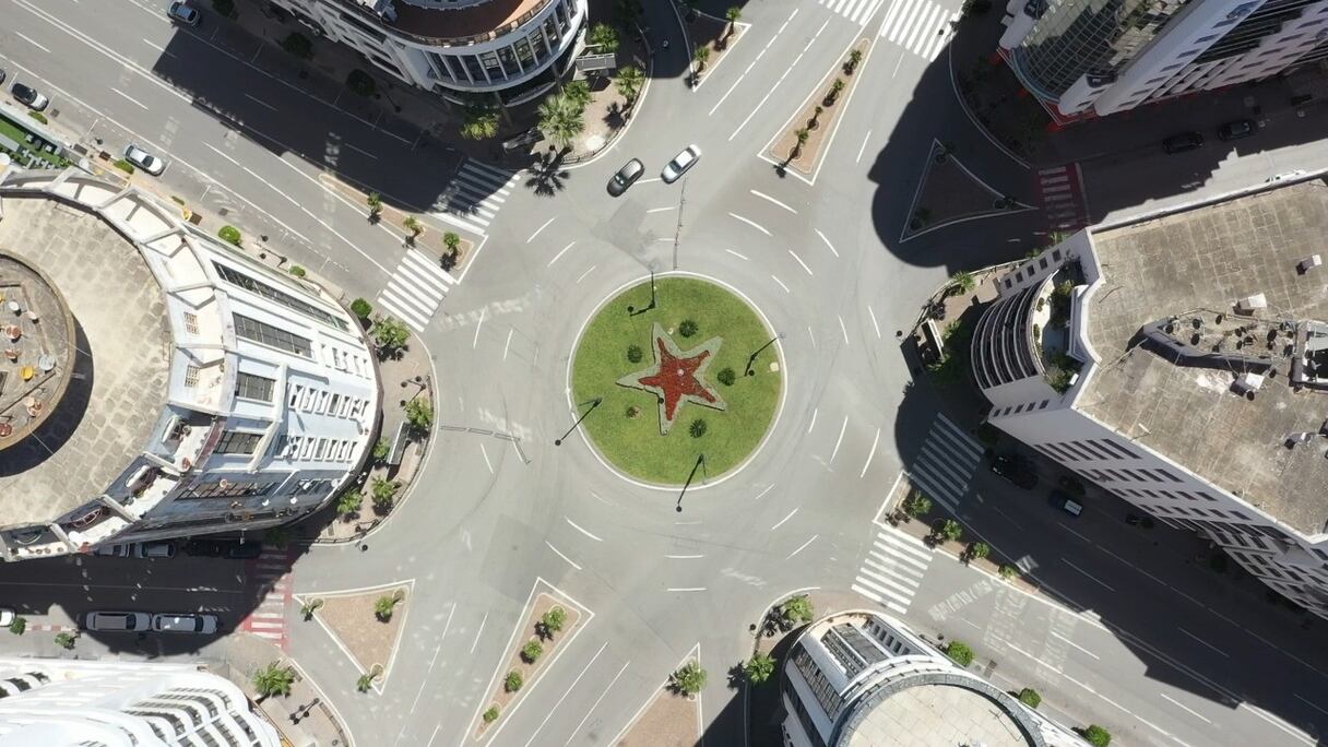 Rond-point de la place Brahim Roudani à Tanger. Les rues sont désertées par les automobilistes, ce dimanche 24 mai, jour de l'Aïd el-Fitr, marquant la fin du mois sacré de Ramadan.
