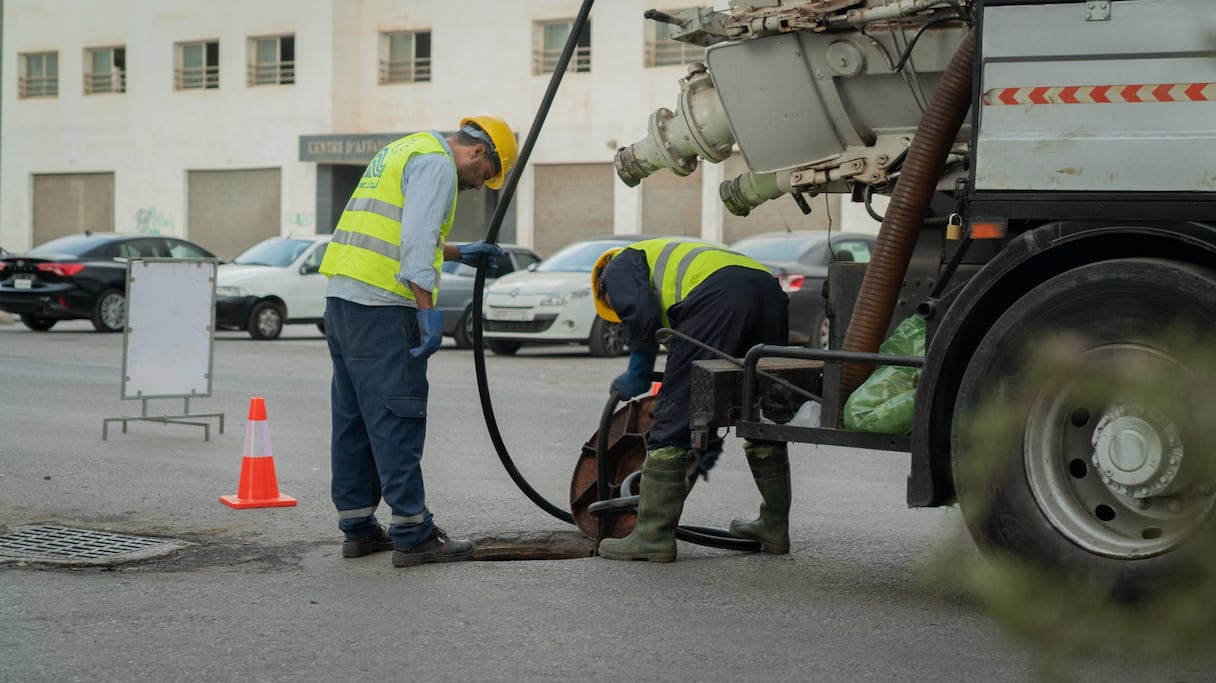 Opération d'hydrocurage dans le quartier de Sidi Bernoussi.
