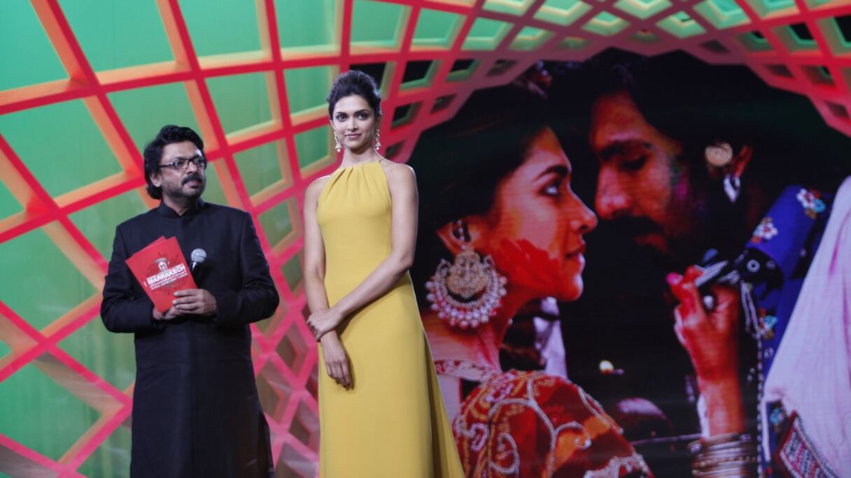 Après avoir présenté son dernier film, Ram-Leela, au Palais des congrès, le réalisateur Sanjay Leela Bhansali s'est rendu, avec son actrice vedette Deepika Padukone, sur la place Jamaâ El Fna où a eu lieu une projection simultanée de son nouveau chef-d'oeuvre.
