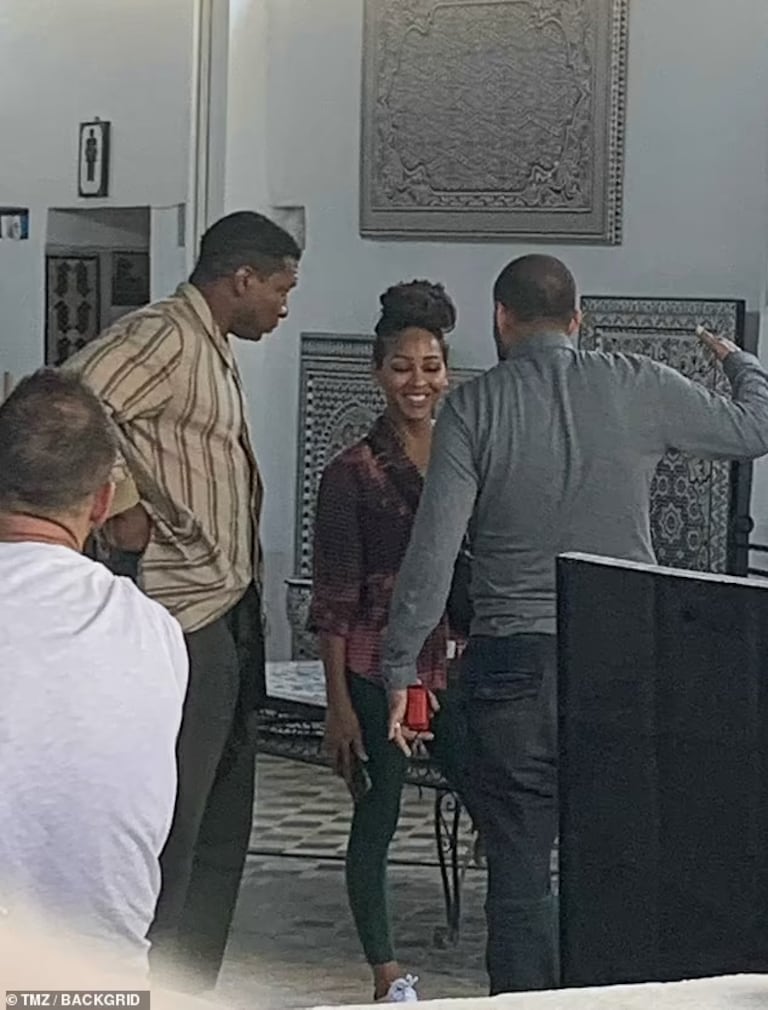 Jonathan Majors et Meagan Good, dans un magasin d'artisanat à Fès, au Maroc.