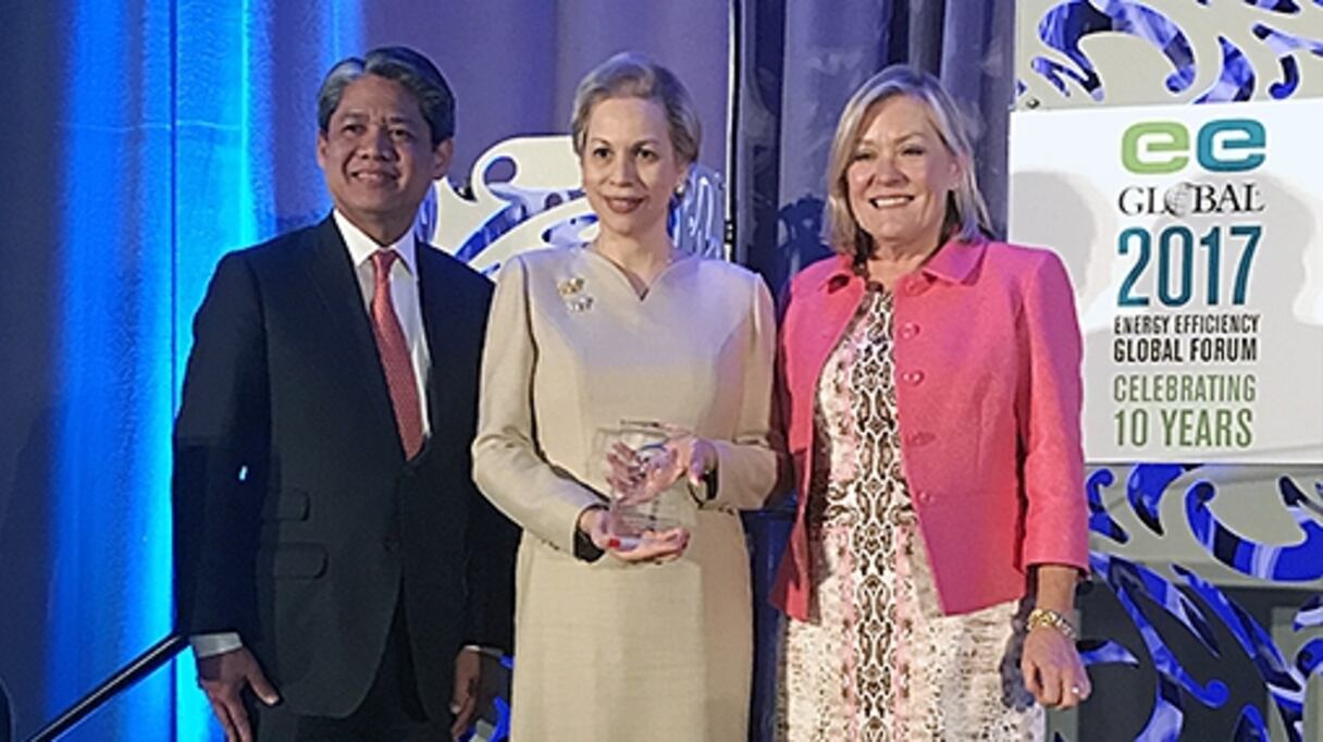 L'Ambassadeur du Maroc à Washington, Lalla Joumala Alaoui, a reçu ce prix au nom du souverain.
