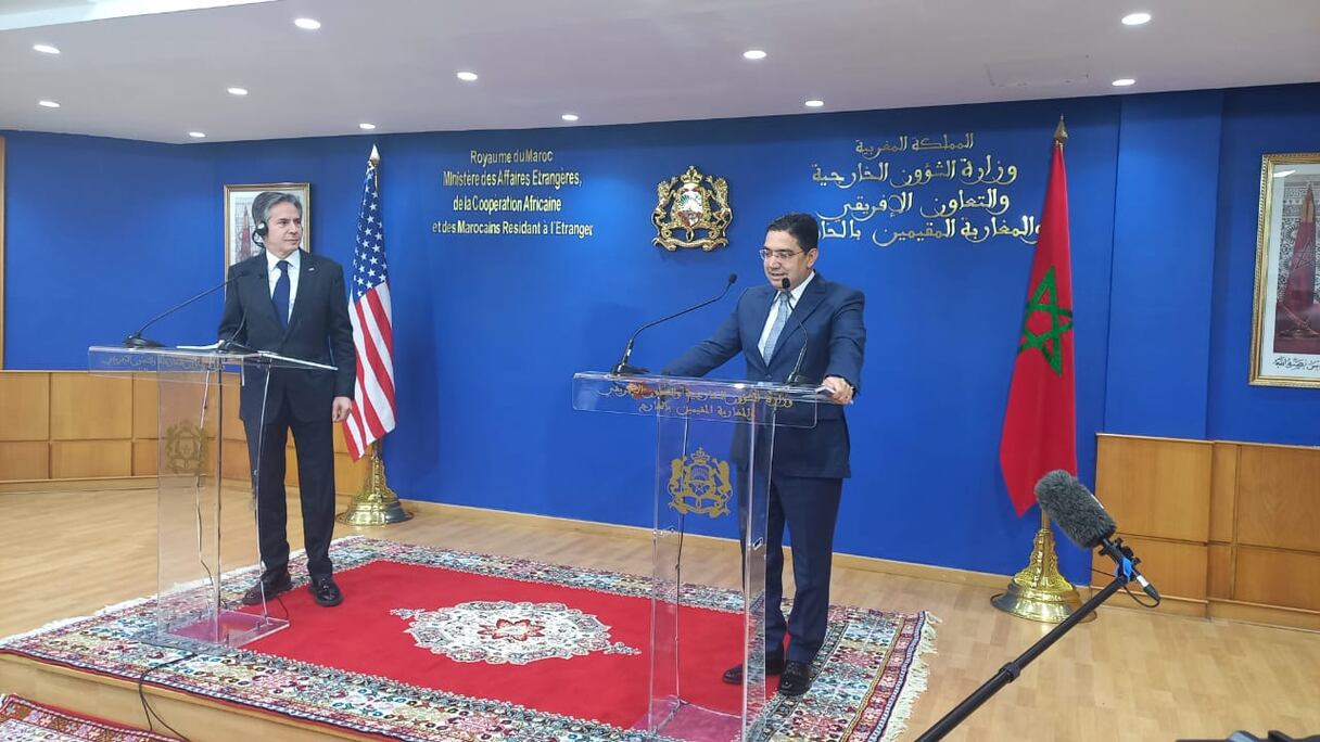 Le secrétaire d'Etat américain Antony Blinken et son homologue marocain Nasser Bourita, en conférence de presse à l'issue de leur rencontre à Rabat au siège du ministère des Affaires étrangères, le 29 mars 2022. 
