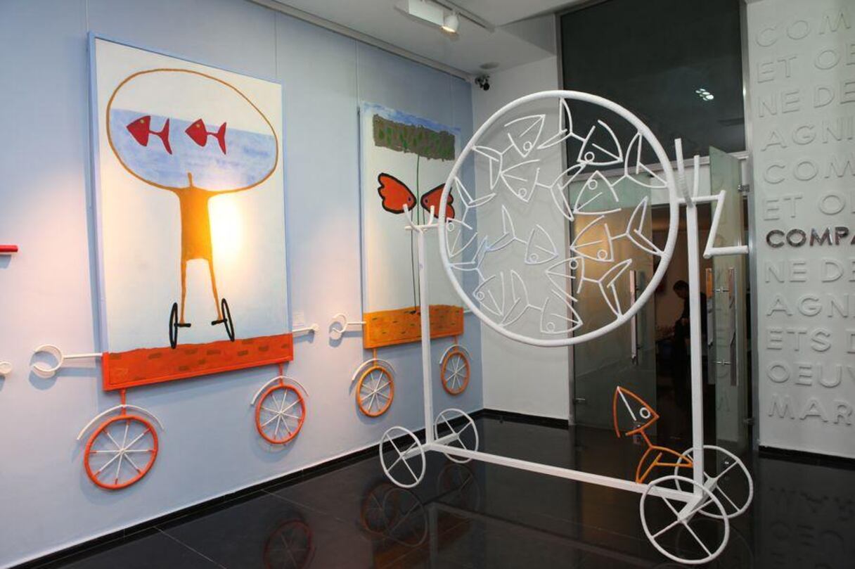 Visa pour un univers de couleurs vives et de lignes épurées, où chacun pourra laisser voyager son propre imaginaire, sur des rêves à roulettes, parmi ces poissons rouges qui font désormais la signature de l'artiste. 
