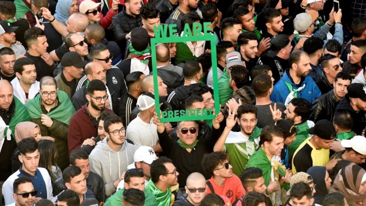 Algérie: une foule immense défile dans le centre d'Alger.
