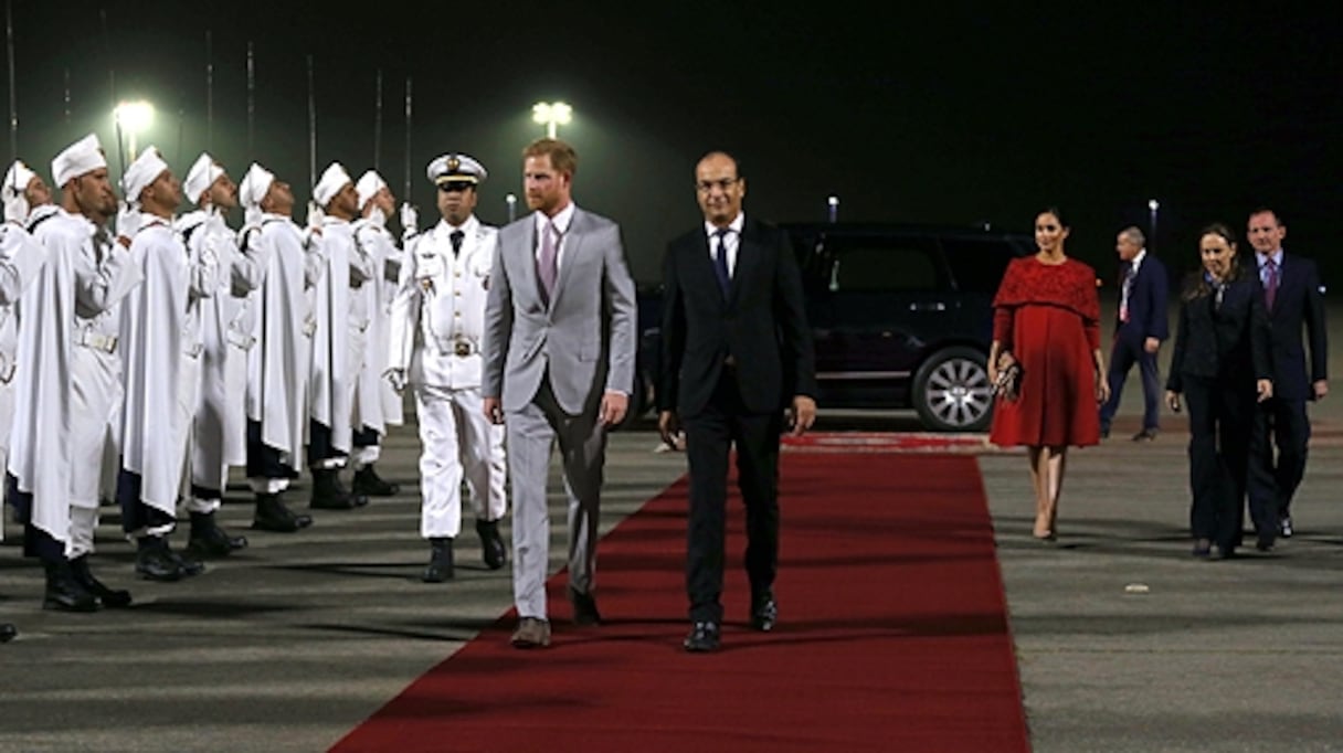 Le Prince Harry et de son épouse Meghan Markle, accueillis par le wali de la région de Casablanca-Settat, gouverneur de la préfecture de Casablanca, Said Ahmiddouch, et l’ambassadeur du Royaume-Uni au Maroc, Thomas Reilly.
