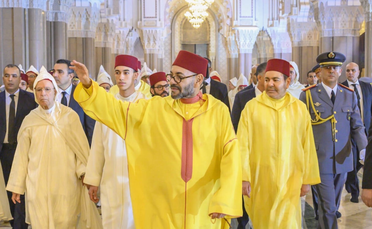 Le roi Mohammed VI présidant une veillée religieuse en commémoration de Laylat al-Qadr, le 17 avril 2023 à la mosquée Hassan II de Casablanca.