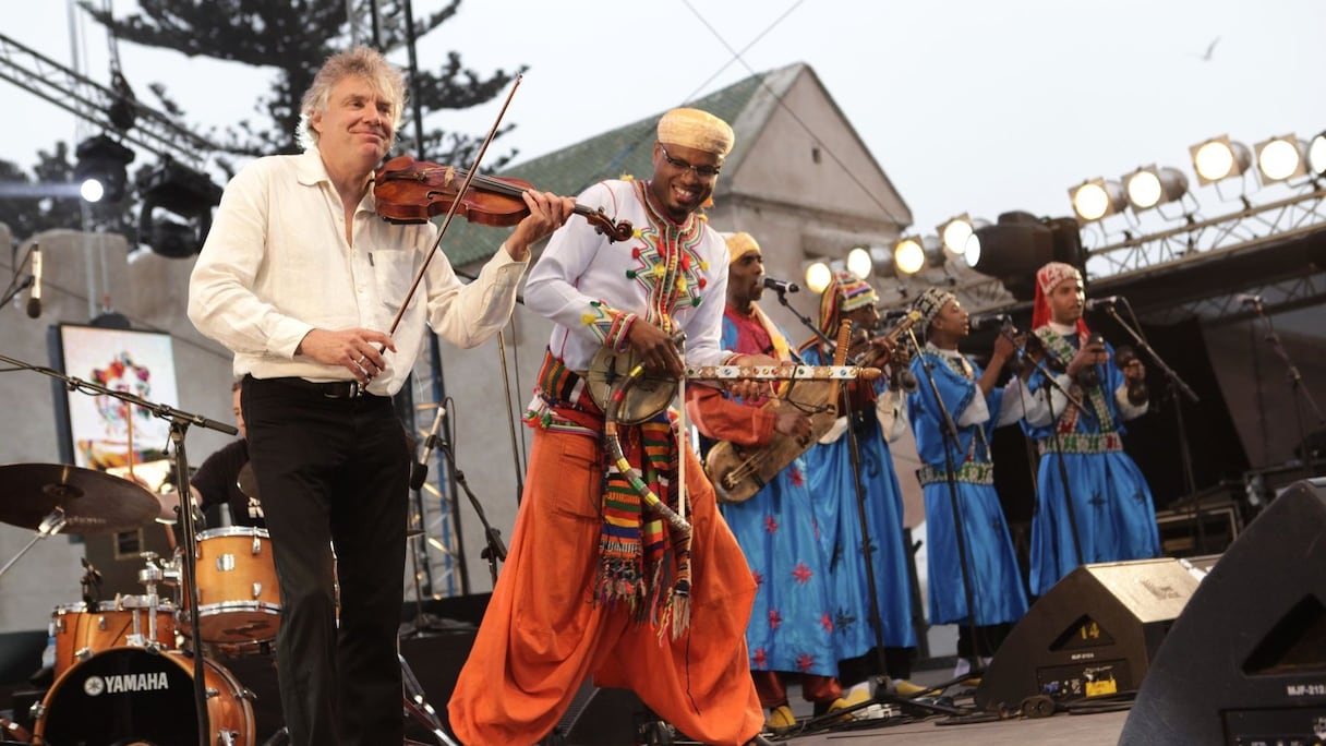 Les musiciens s'écoutent. A présent, c'est au tour de Foulane de suivre le maître violoniste. 
