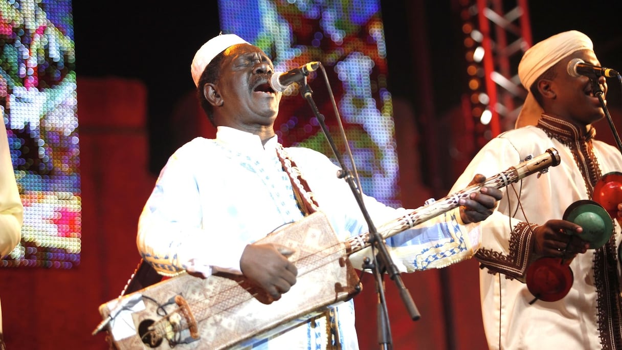 A la tombée de la nuit, Maâlem Mokhtar Guinea lance les festivités aux rythmes de son fidèle guembri
