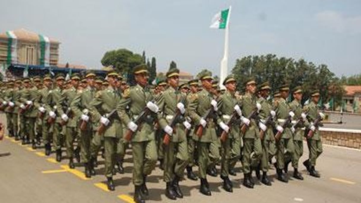 Militaires algériens.
