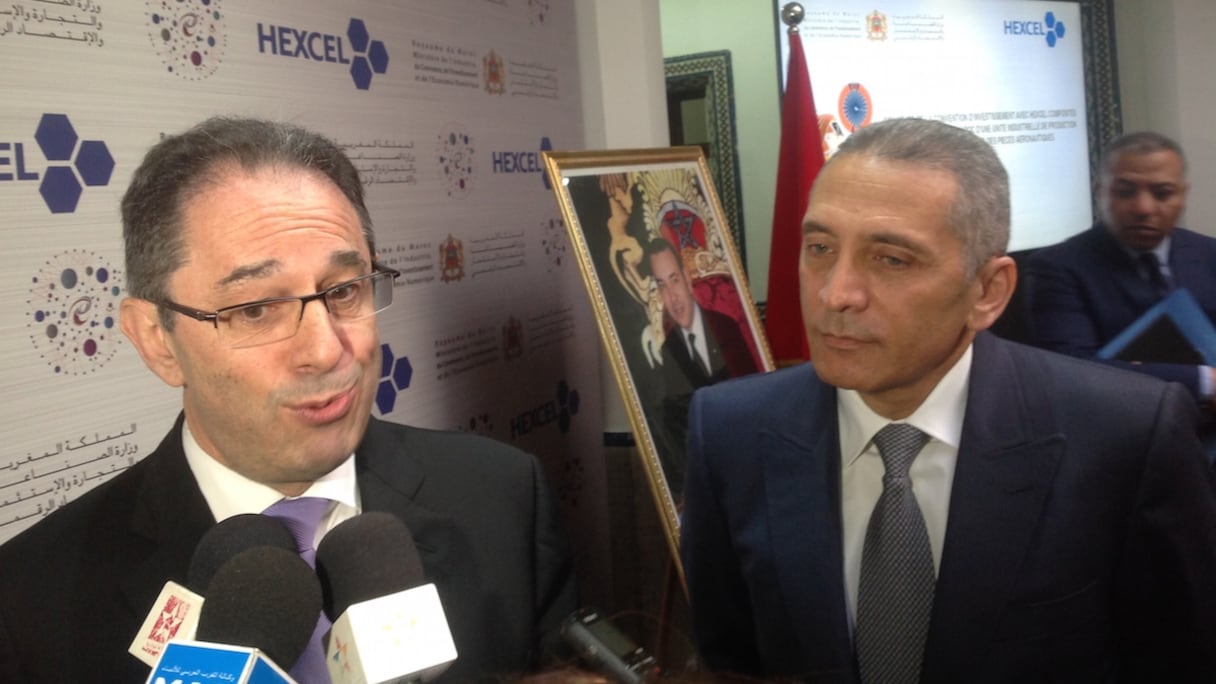 Moulay Hafid Elalamy, ministre de l'Industrie, du Commerce, de l'Investissement et de l'Economie numérique, et Thierry Merlot, vice-président de la firme américaine Hexcel.
