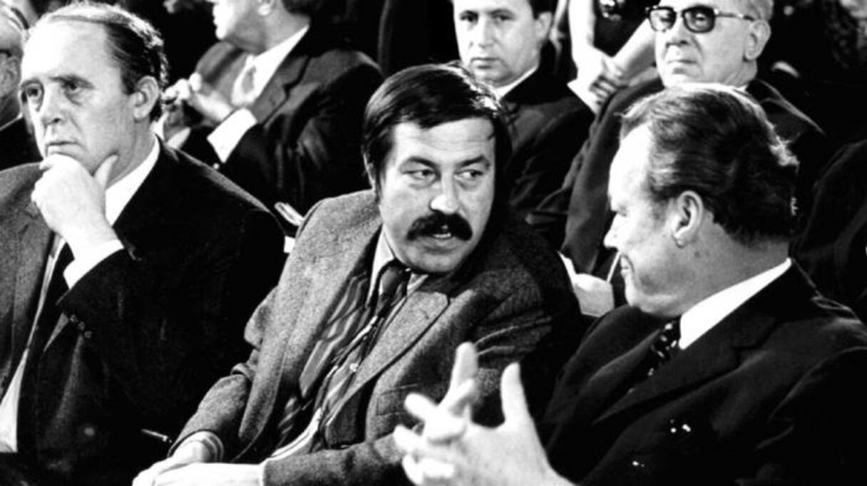 Günter Grass en conversation avec le chancelier allemand Willy Brandt et son collègue Heinrich Böll durant la premier congrès de l'association des écrivains Allemands à Stuttgart en 1970. Günter Grass écrivait des discours pour Willy Brandt.
