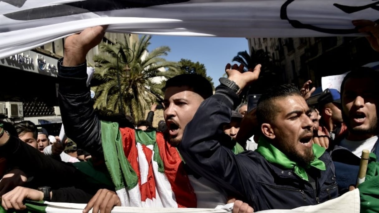 Algérie: une foule immense défile dans le centre d'Alger.
