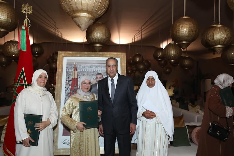 Abdellatif Hammouchi recevant dimanche 18 mai 2025 à El Jadida les veuves et parents de policiers tombés en martyrs lors de l’accomplissement de leur devoir.