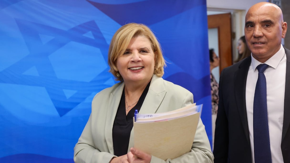 La ministre israélienne de l'Economie Orna Barbivay (à gauche) et le ministre au ministère des Finances Hamad Amar assistent à la première réunion hebdomadaire du cabinet du nouveau gouvernement à Jérusalem, le 20 juin 2021.
