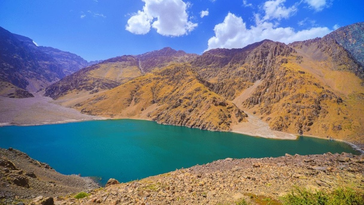 Lac d'Ifni (Haut Atlas, à 70 km de Marrakech). Le plus grand lac de montagne du Maroc, probablement de type volcanique, se trouve à une altitude de 2.295 mètres, au fond d'une vallée encadrée par les sommets des jbels Toubkal et Ouanoukrim, et du dôme d'Ifni.
