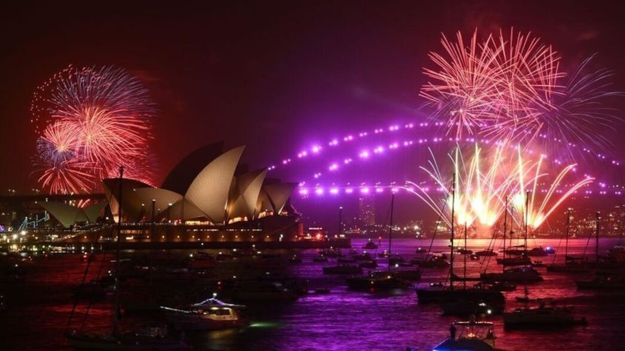 La baie de Sydney est traditionnellement illuminée par un feu d'artifice célébrant le passage au Nouvel An. 
