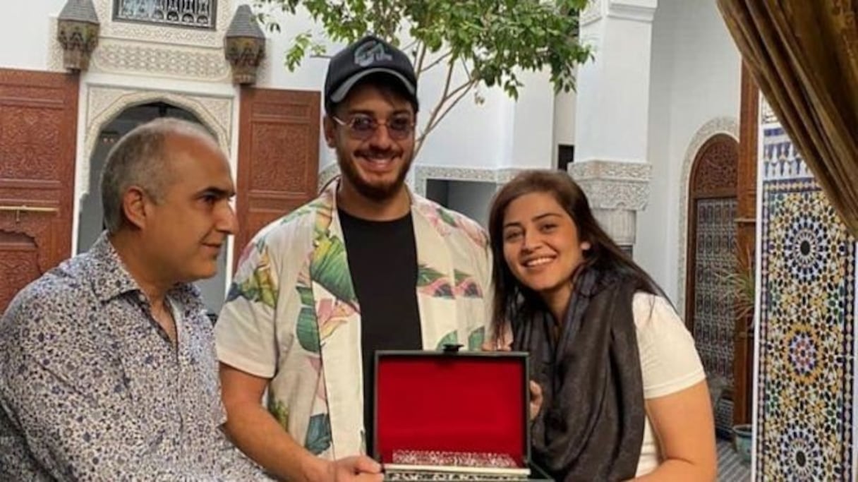 Saâd Lamjarred (au centre) entouré de Jawhar Mhammed Yassir, président du CRT de Fès, et de Selma Alaoui Mdaghri, responsable de la communication de cet organisme.
