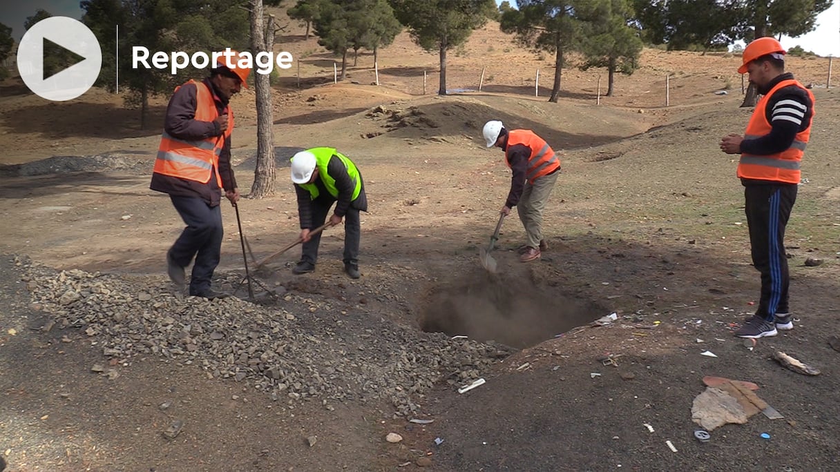 Sous la supervision de représentants des autorités locales, à Oujda et à Jerada, des ouvriers procèdent à la condamnation de puits asséchés et de ceux menant à des mines de charbon désaffectées, depuis le 8 février 2022.
